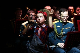 Юные благовещенцы Злата Леонтьева и Ермолай Горевой спели в Москве с Центральным военным оркестром