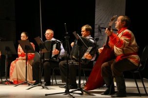 На втором концерте «Амурской волны» сыграли на народных инструментах